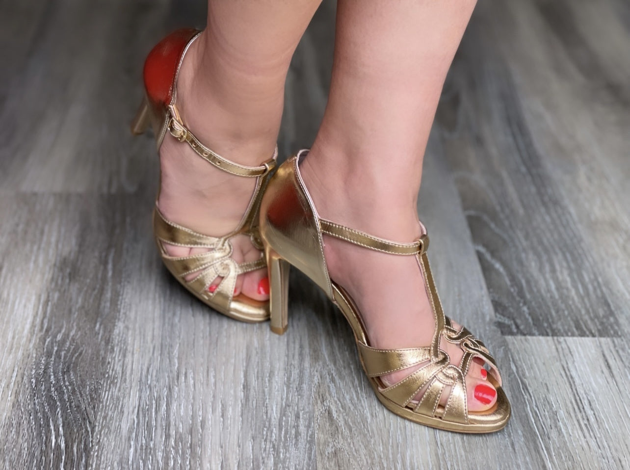 Chaussures Kizomba femme CYRIA 100% cuir - Himba Shoes Les CYRIA d'Himba Shoes, des escarpins dorés en cuir véritable, allient élégance et confort, confectionnés à la main au Portugal pour une expérience artistique et dansante inégalée, parfaits pour briller lors d'occasions spéciales.