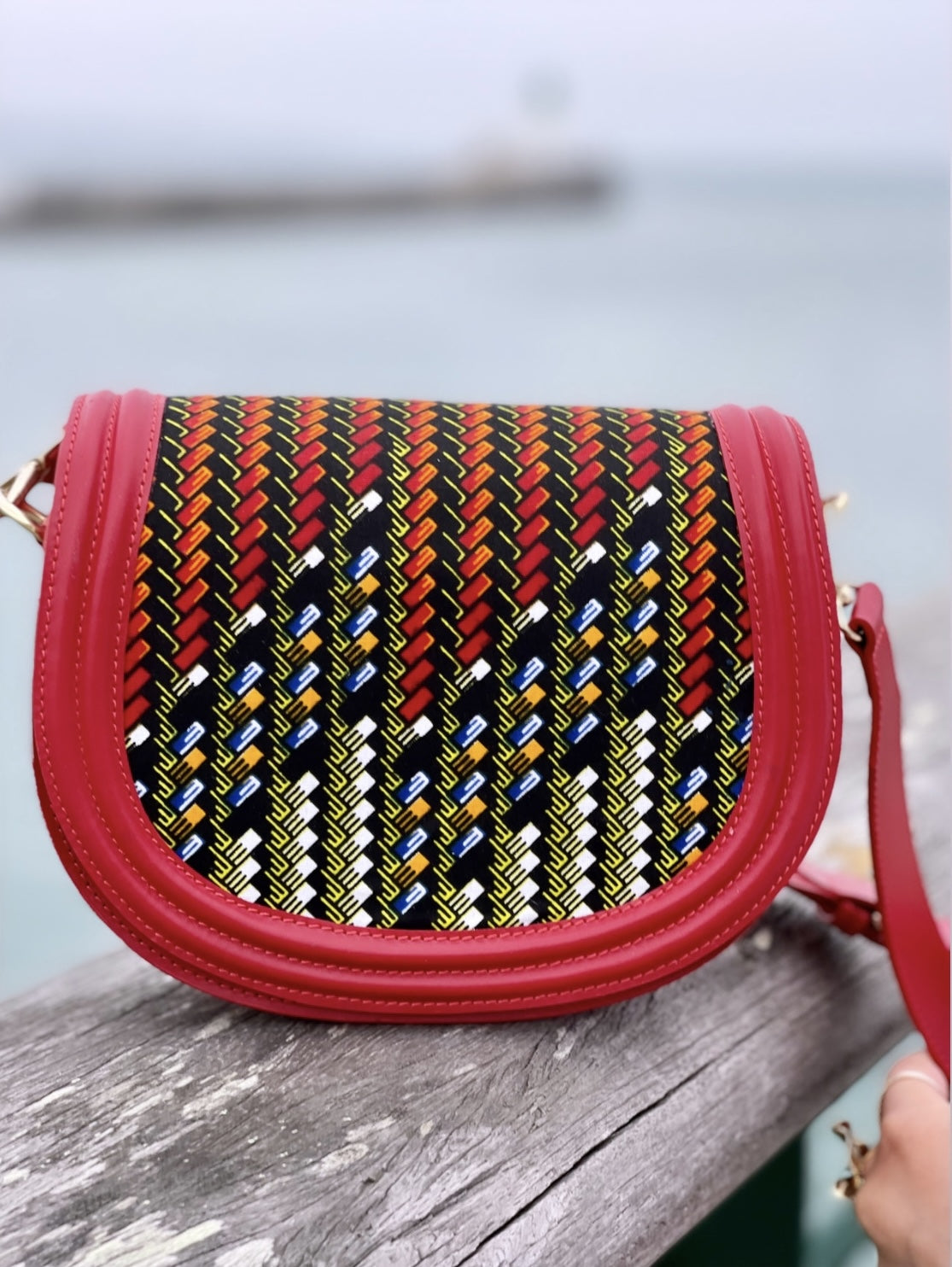 sac ethnique cuir rouge motifs Himba