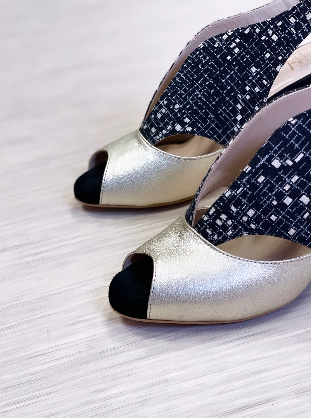 Chaussures Xicada en cuir et tissu-ethniqueIdéales pour les grandes occasions, ces chaussures allient confort et style