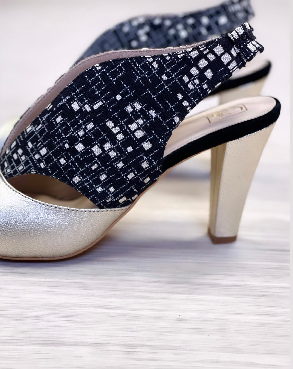 Chaussures Xicada en cuir et tissu-ethniqueIdéales pour les grandes occasions, ces chaussures allient confort et style