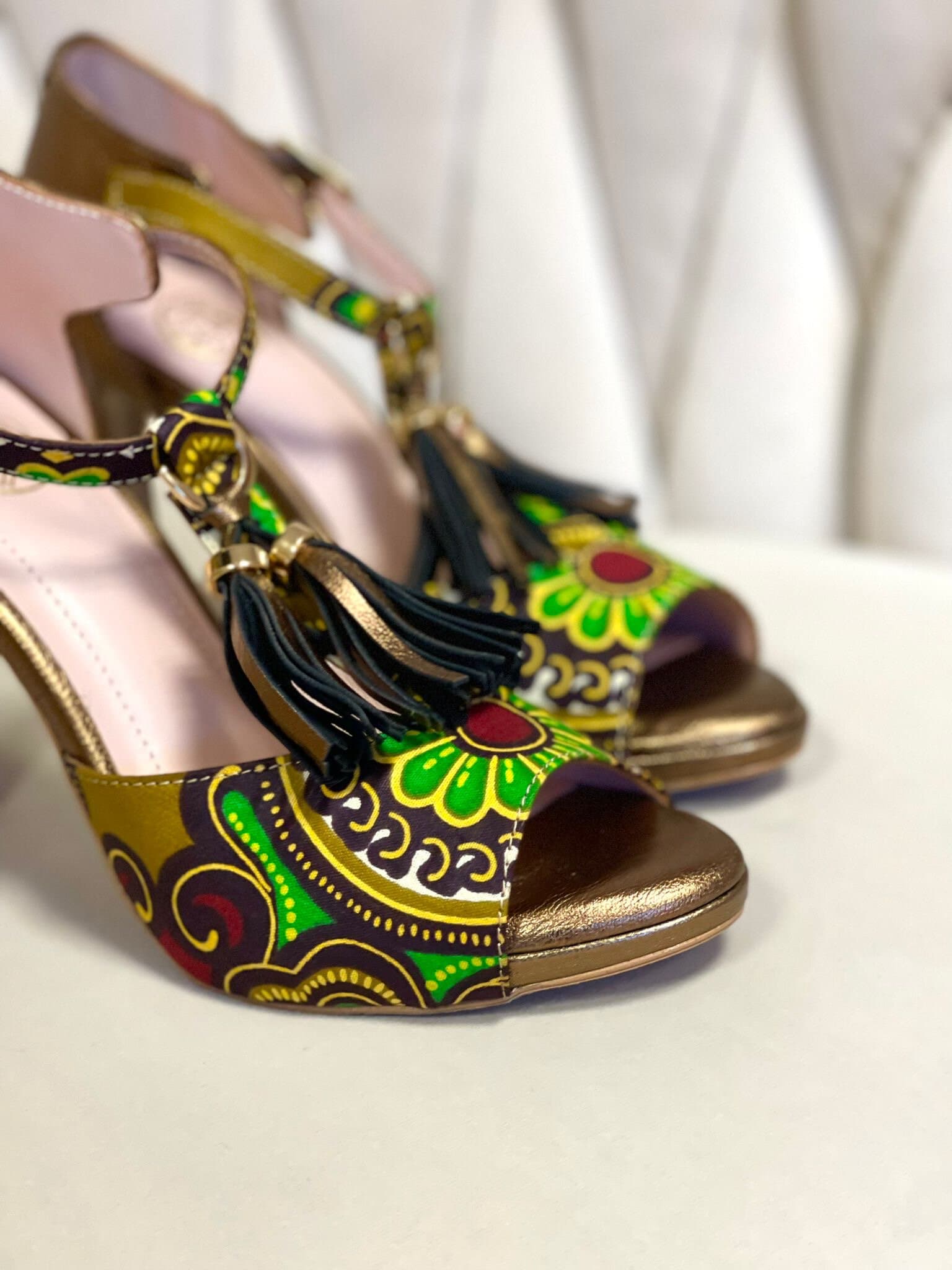 Himba Fashion - Escarpins BOTEMI en cuir véritable et tissu Wax. Des chaussures extrêmement confortables et idéales pour les danses Kizomba, Semba, Ginga et autres danses de salon.