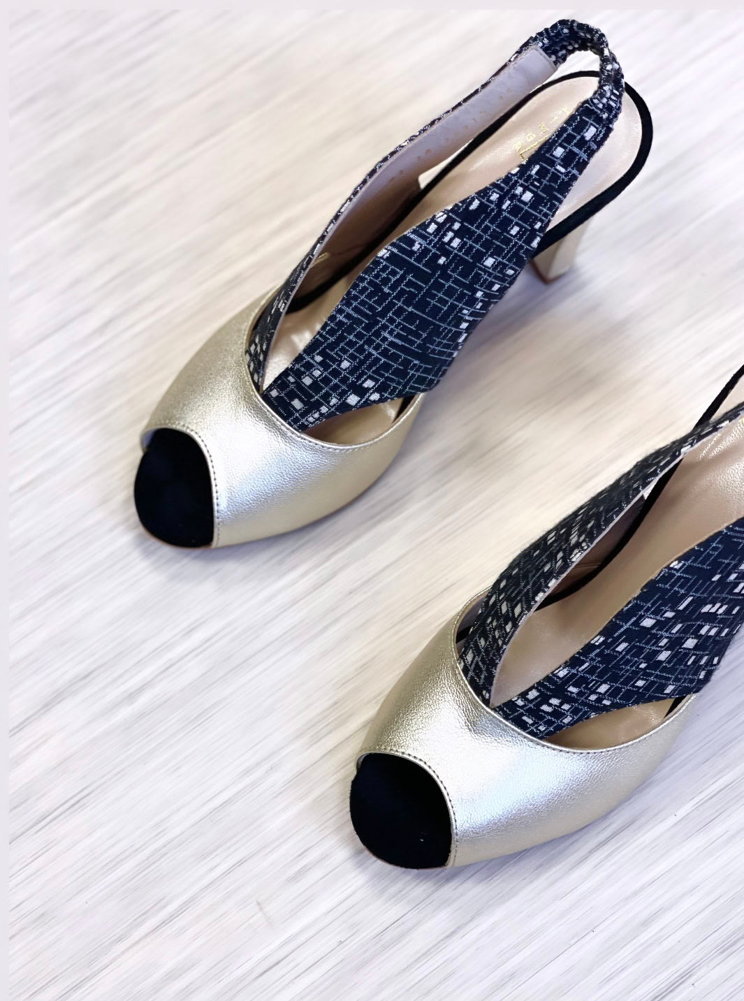 Chaussures Xicada en cuir et tissu-ethniqueIdéales pour les grandes occasions, ces chaussures allient confort et style