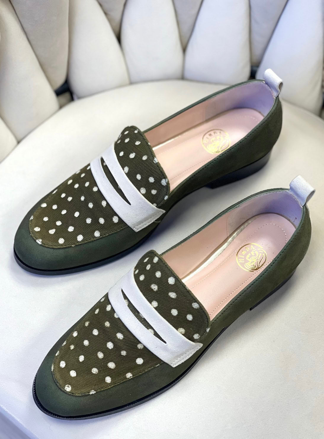 mocassins Himba SEULIE, une fusion parfaite entre tradition et modernité. Ces mocassins faits main en cuir souple bordeaux et tissu ethnique africain bleu incarnent le mélange ultime de confort, d'élégance et d'authenticité.