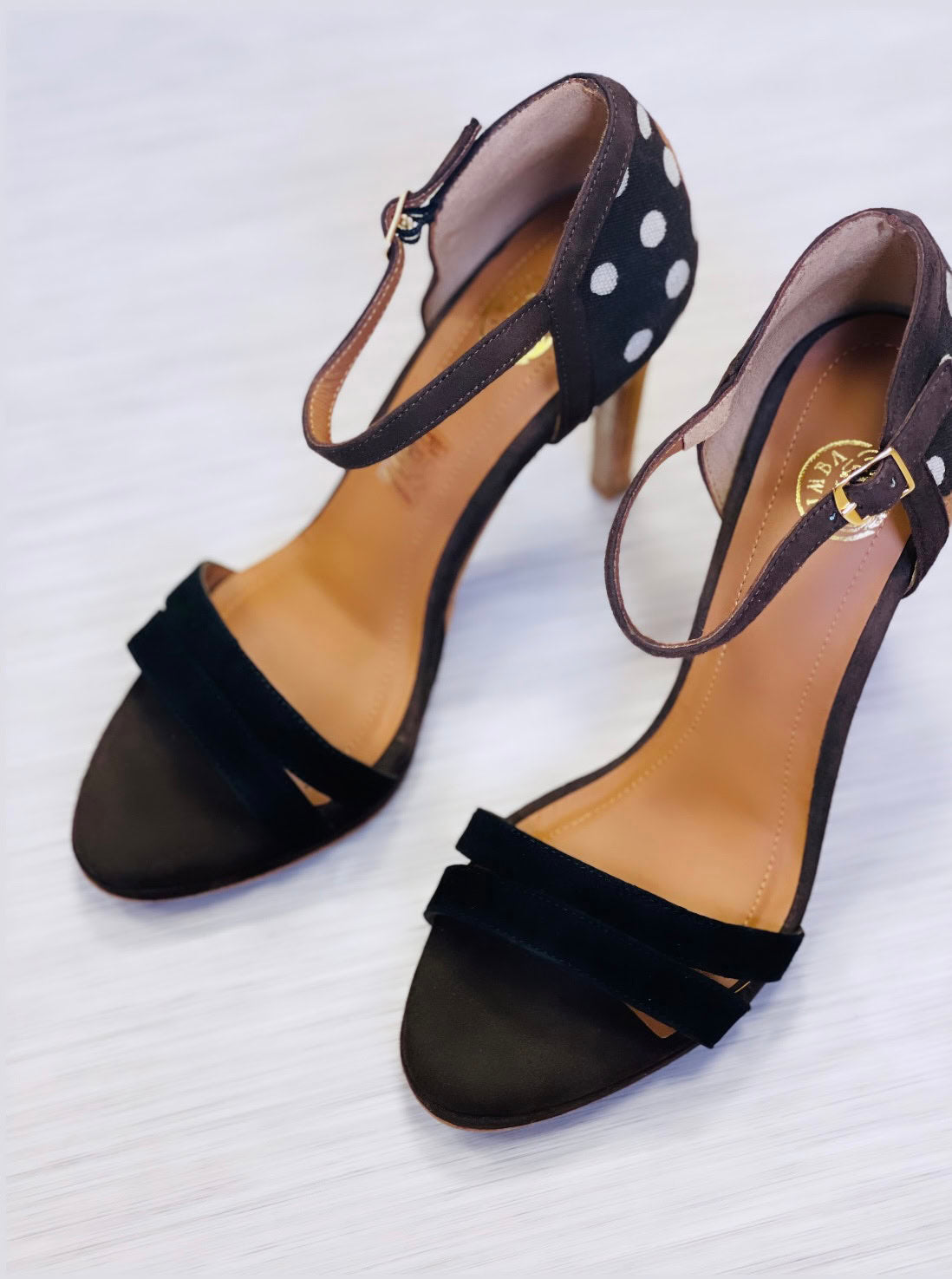 Chaussures LINGUERES en cuir et tissu-ethniqueIdéales pour les grandes occasions, ces chaussures allient confort et styleFabriquées à la main au Portugal, ces chaussures en cuir lisse doré offrent une touche de luxe et de raffinement, tandis que le tissu jacquard,conçu pour briller lors de cérémonies, mariages, cocktails et fêtes