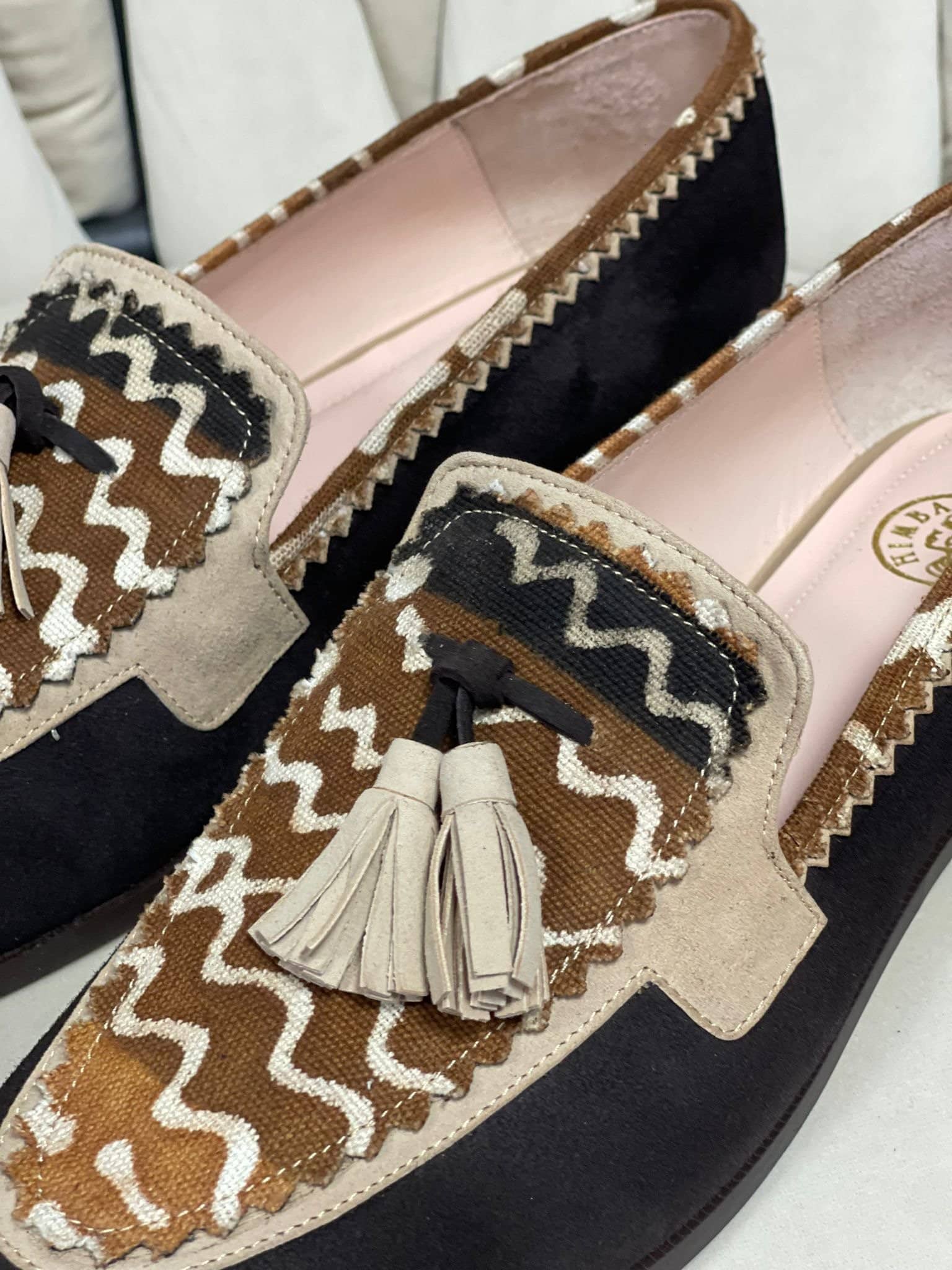 Mocassins HUAMBO en cuir et Bogolan par Himba Fashion. Des chaussures extrêmement confortables idéales pour la danse ou tout autre occasion.