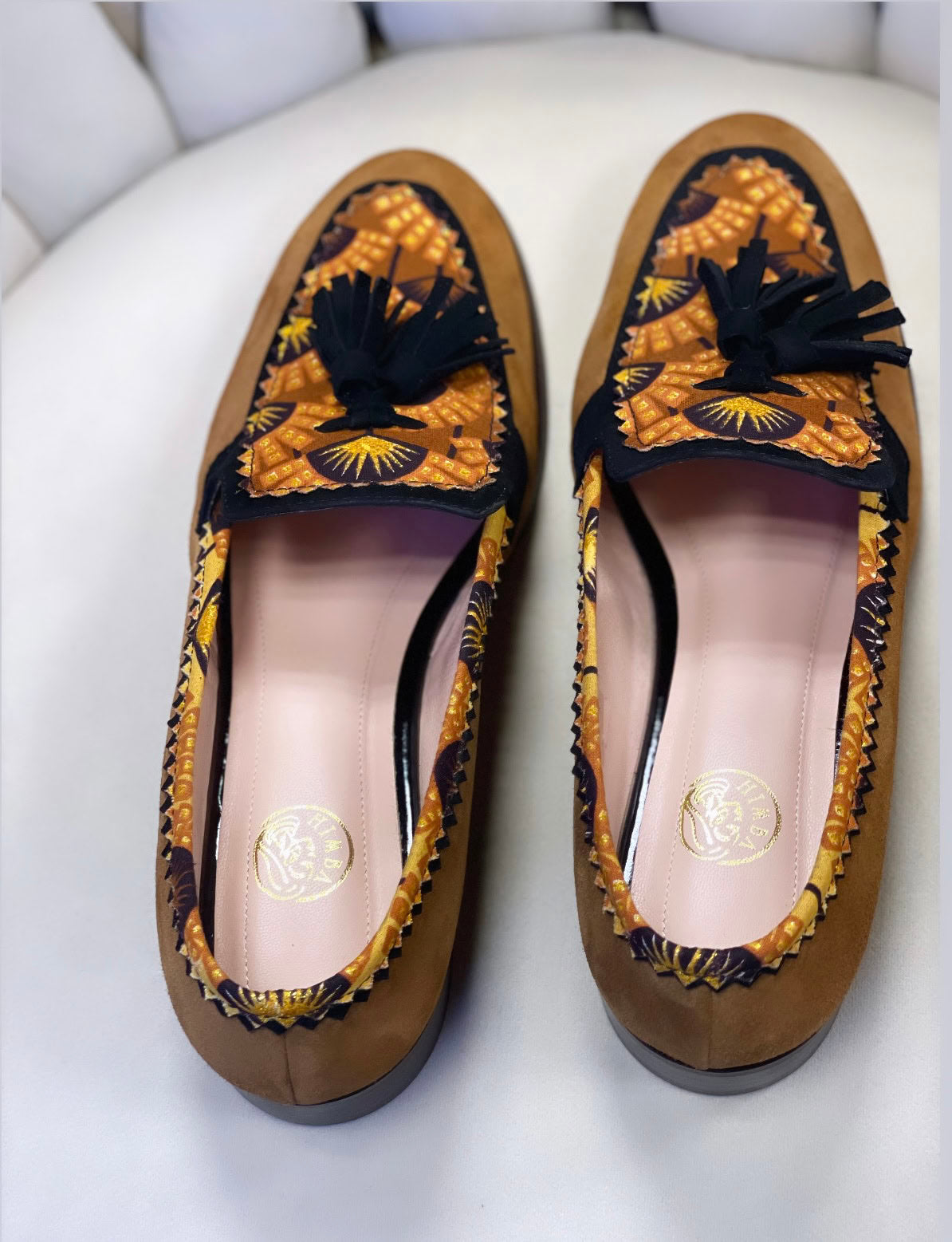 Ces mocassins faits main, en cuir souple et tissu ethnique africain, incarnent la fusion parfaite de confort et de style. Chaque paire est une œuvre d'art unique, conçue pour vous distinguer avec une touche de culture et de sophistication. Parfaits pour toutes les occasions, des sorties décontractées aux événements spéciaux, les mocassins MOLOTU sont le choix idéal pour ceux qui cherchent à allier tradition et modernité dans leur garde-robe.