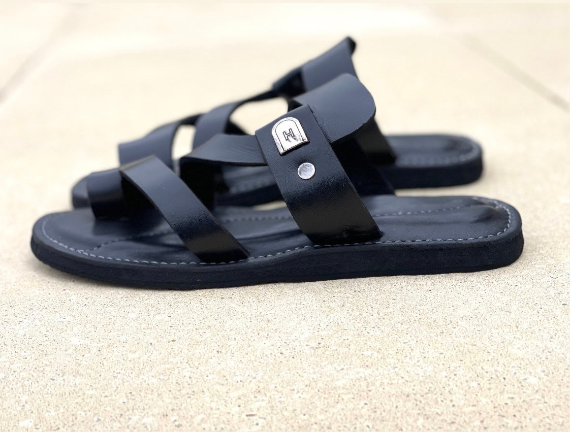 Chaque paire est unique et réalisée avec soin par des artisans talentueux au Sénégal. Optez pour l'élégance et le confort avec ces magnifiques sandales en cuir.
