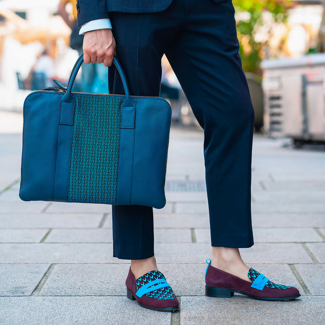 Ces mocassins faits main en cuir souple bordeaux et tissu ethnique africain bleu incarnent le mélange ultime de confort, d'élégance et d'authenticité. Chaque paire est unique, conçue pour ceux qui souhaitent allier style et culture. Que ce soit pour une journée décontractée ou une soirée spéciale, les mocassins SEULIE sont le choix idéal.