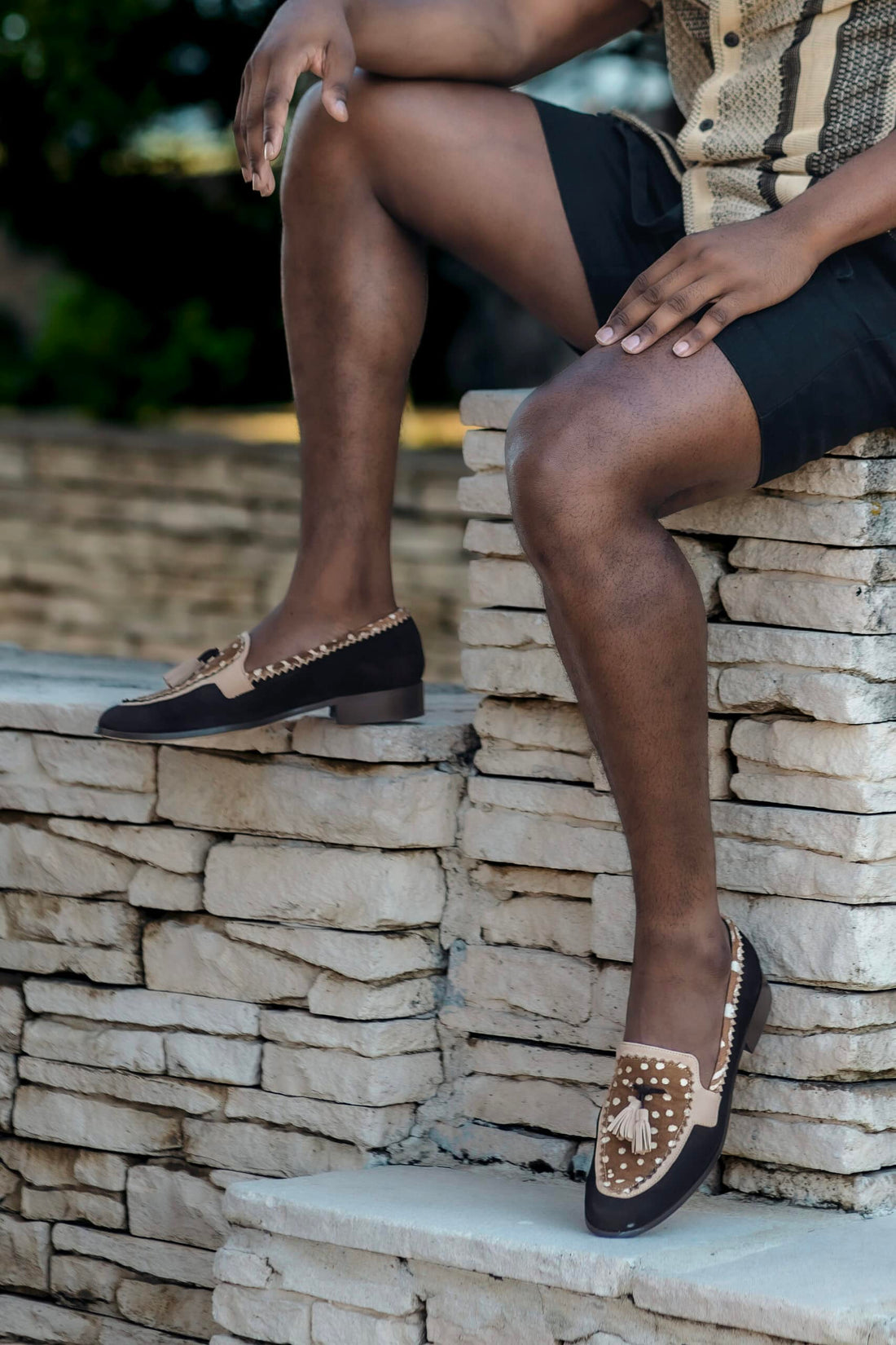 Mocassins HUAMBO en cuir et Bogolan par Himba Fashion. Des chaussures extrêmement confortables idéales pour la danse ou tout autre occasion.