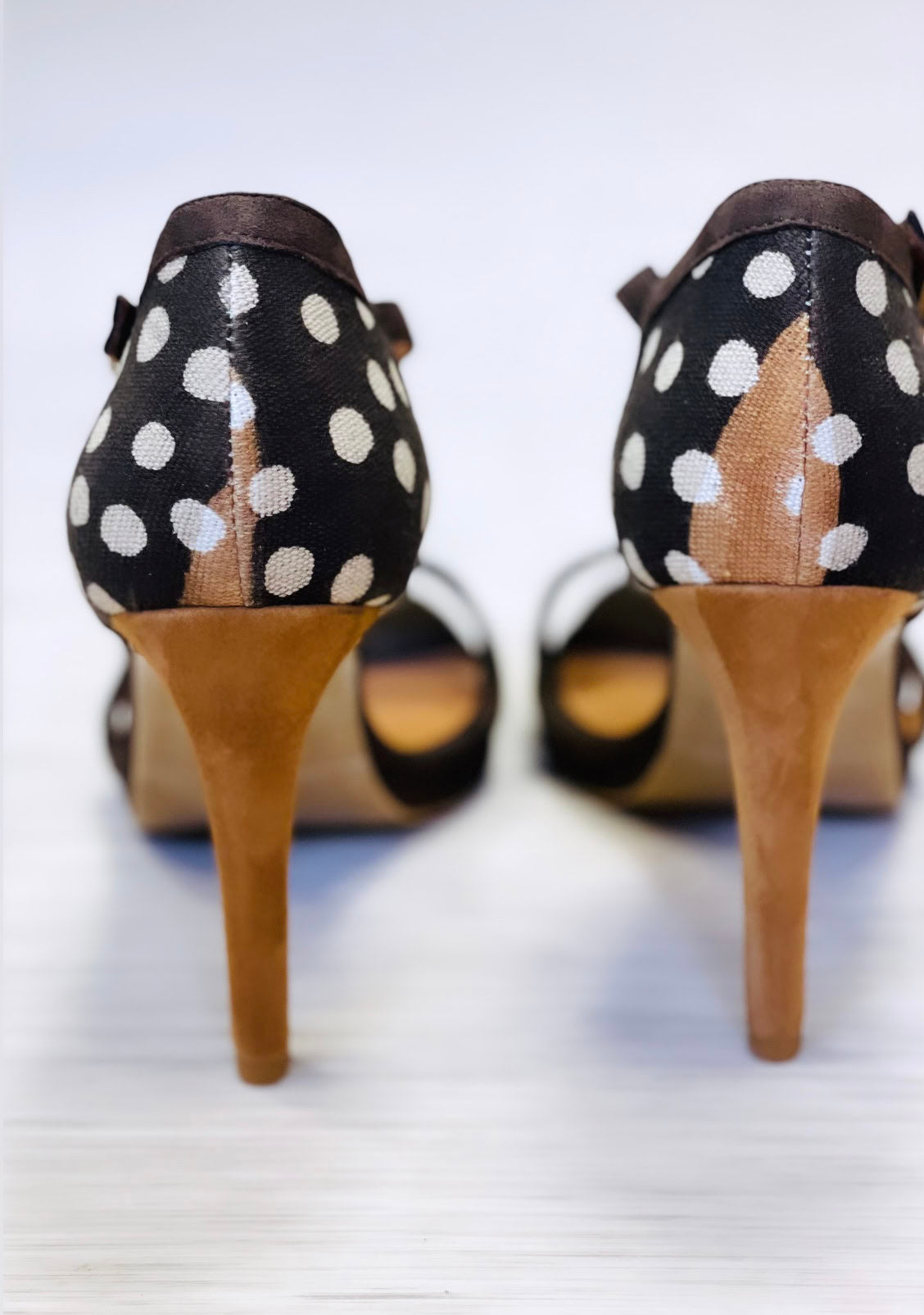 Chaussures LINGUERES en cuir et tissu-ethniqueIdéales pour les grandes occasions, ces chaussures allient confort et styleFabriquées à la main au Portugal, ces chaussures en cuir lisse doré offrent une touche de luxe et de raffinement, tandis que le tissu Bogolan conçu pour briller lors de cérémonies, mariages, cocktails et fêtes