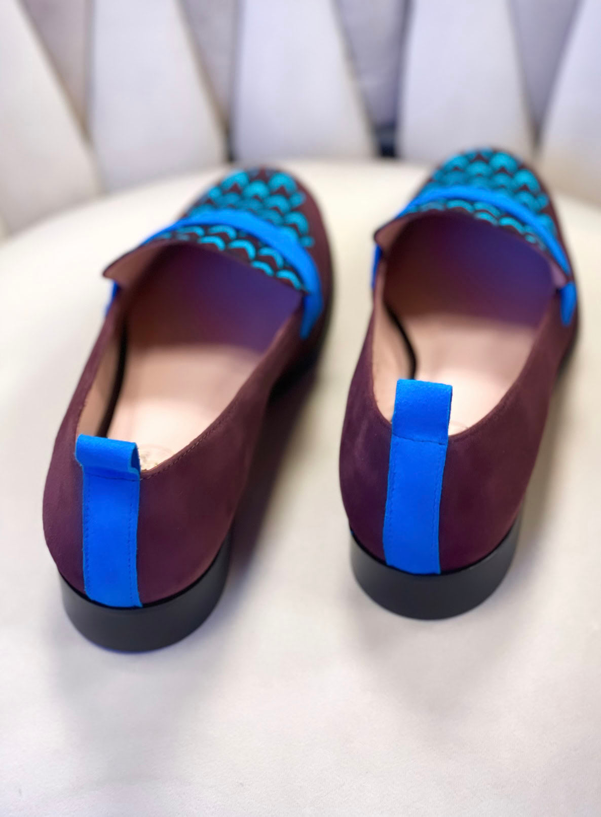 Ces mocassins faits main en cuir souple bordeaux et tissu ethnique africain bleu incarnent le mélange ultime de confort, d'élégance et d'authenticité. Chaque paire est unique, conçue pour ceux qui souhaitent allier style et culture. Que ce soit pour une journée décontractée ou une soirée spéciale, les mocassins SEULIE sont le choix idéal.