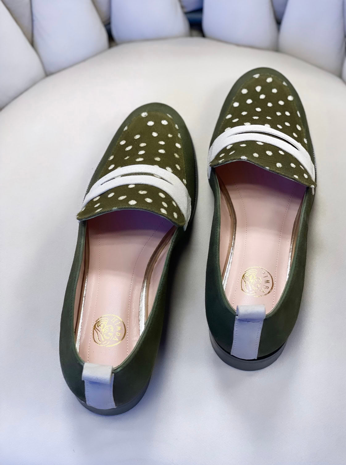 mocassins Himba SEULIE, une fusion parfaite entre tradition et modernité. Ces mocassins faits main en cuir souple bordeaux et tissu ethnique africain bleu incarnent le mélange ultime de confort, d'élégance et d'authenticité.