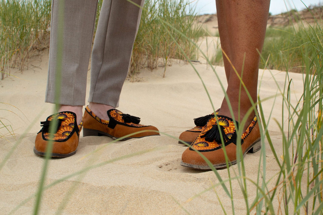 Ces mocassins faits main, en cuir souple et tissu ethnique africain, incarnent la fusion parfaite de confort et de style. Chaque paire est une œuvre d'art unique, conçue pour vous distinguer avec une touche de culture et de sophistication. Parfaits pour toutes les occasions, des sorties décontractées aux événements spéciaux, les mocassins MOLOTU sont le choix idéal pour ceux qui cherchent à allier tradition et modernité dans leur garde-robe.
