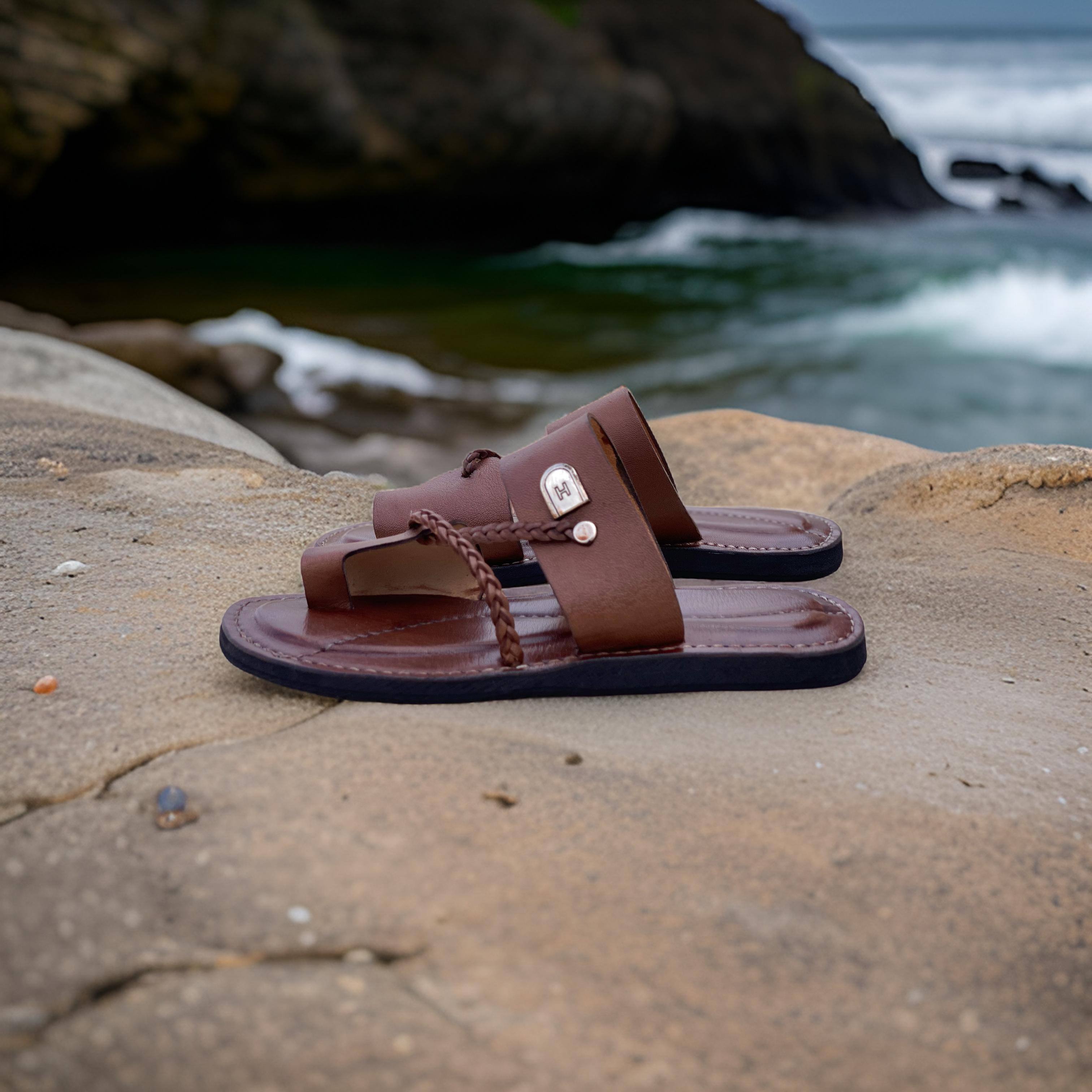 les sandales KIATEMA en cuir marron sont portées par un modèle, illustrant leur ajustement confortable et leur style élégant. La sangle tressée et la finition en cuir haut de gamme sont mises en valeur, démontrant l'artisanat sénégalais.