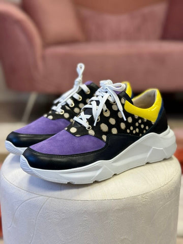 N’Tale, sneaker en cuir lisse, daim, vernis et Bogolan artisanal. Inspirée d’une nuit étoilée.