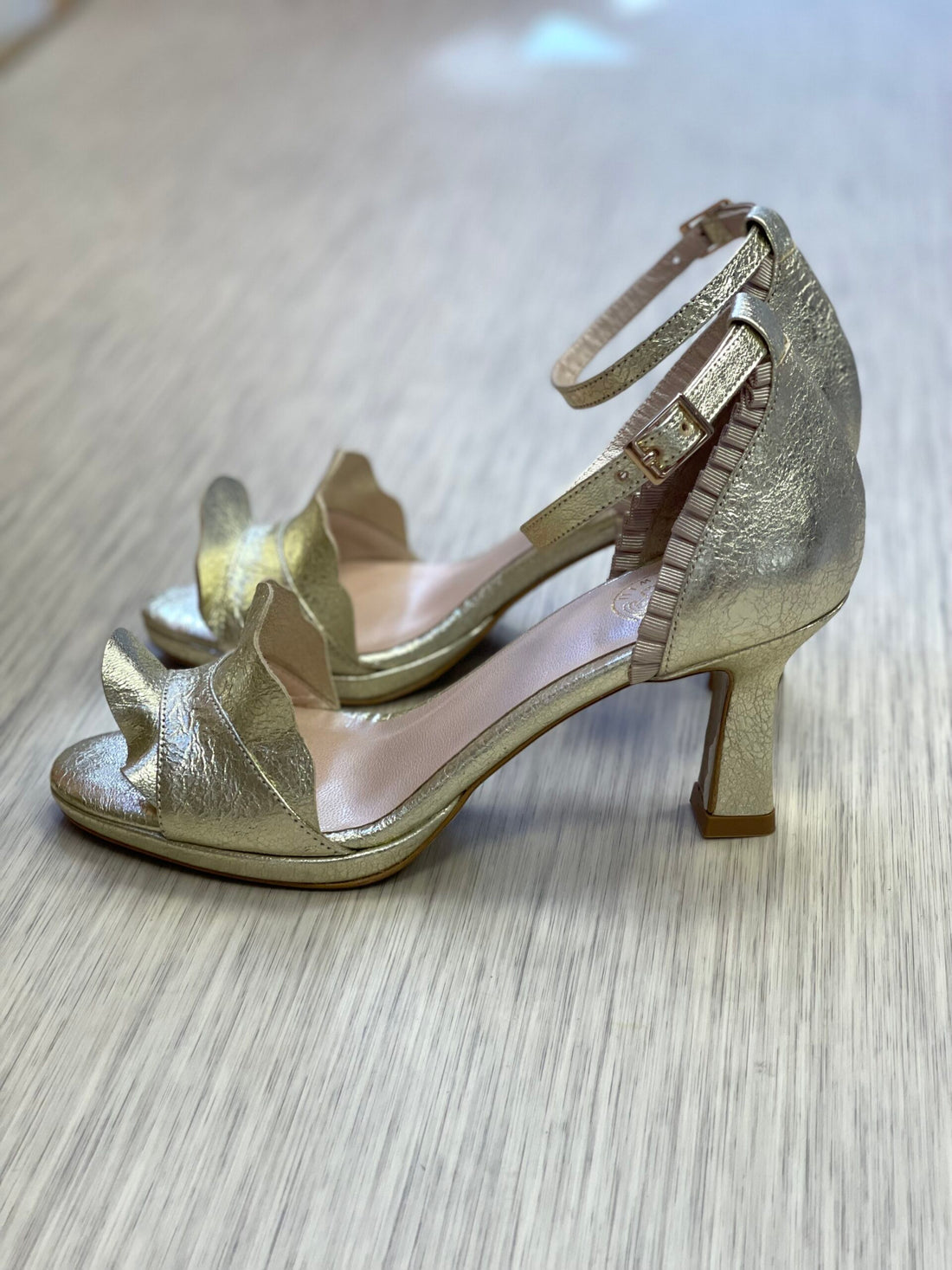 himba-fashion-escarpins-kianha-cuir-dore