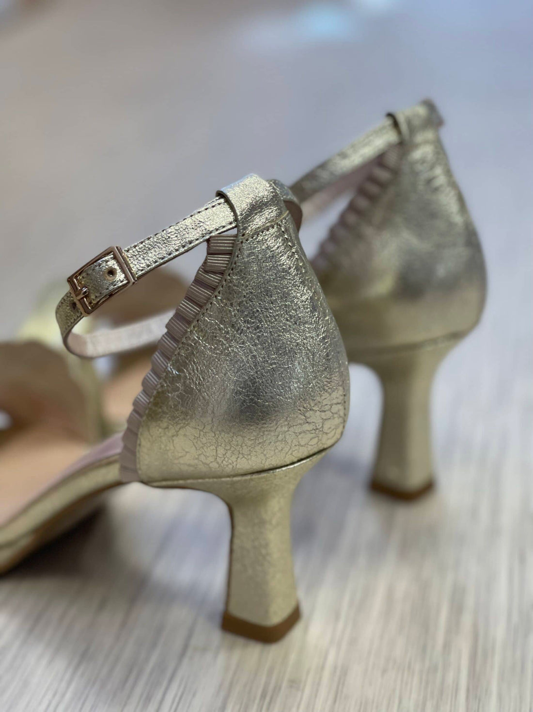 himba-fashion-escarpins-kianha-cuir-dore