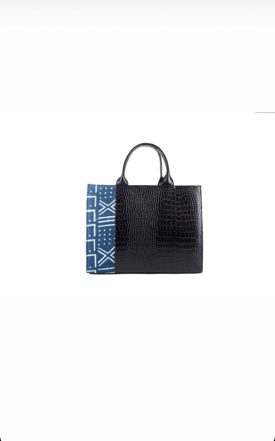 Himba Shoes - Le sac GOINDA Himba grand format incarne l'élégance audacieuse avec son design en cuir imitation croco associé à un tissu Bogolan indigo, soigneusement conçu avec des pigments naturels au Mali.