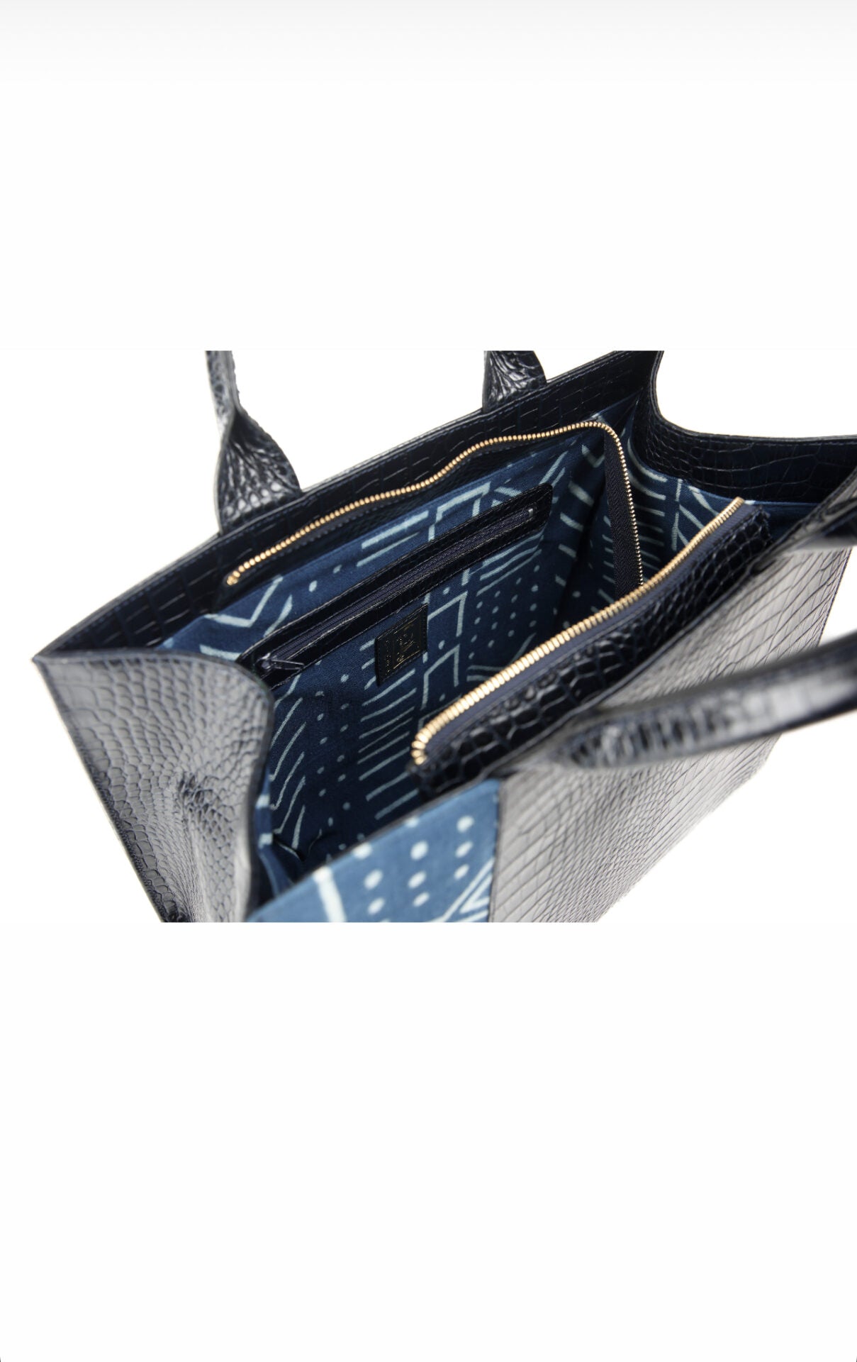 Himba Shoes - Le sac GOINDA Himba grand format incarne l'élégance audacieuse avec son design en cuir imitation croco associé à un tissu Bogolan indigo, soigneusement conçu avec des pigments naturels au Mali.