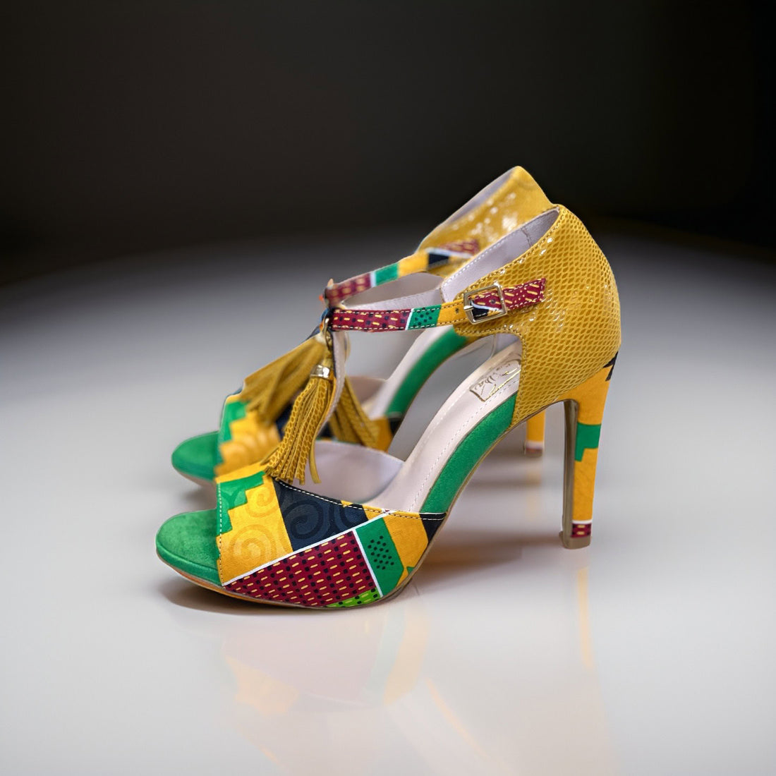 Explorez l'excellence avec les chaussures de danse femme NEGAL, fusion parfaite de cuir de qualité, tissu ethnique Wax et confort inégalé. Confectionnées à la main avec passion dans notre atelier au Portugal, ces chaussures Kizomba incarnent l'élégance et la qualité artisanale. Alliant matières nobles, production éthique et style unique, les GALNEE redéfinissent l'expérience de la danse. Affirmez votre différence avec des chaussures qui célèbrent le confort et l'originalité.