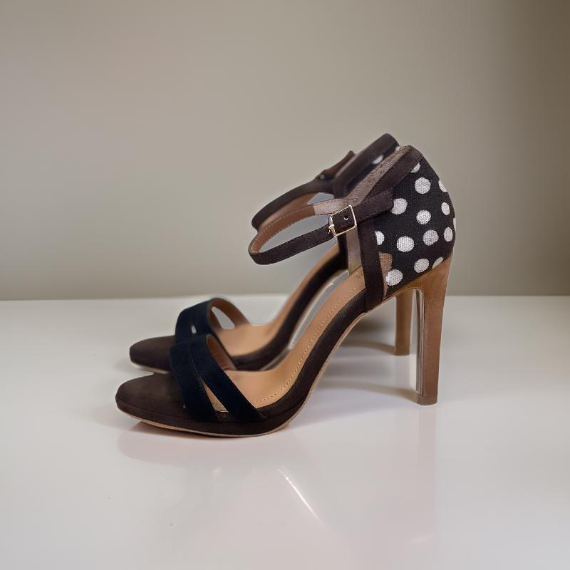 Chaussures LINGUERES en cuir et tissu-ethniqueIdéales pour les grandes occasions, ces chaussures allient confort et styleFabriquées à la main au Portugal, ces chaussures en cuir lisse doré offrent une touche de luxe et de raffinement, tandis que le tissu jacquard,conçu pour briller lors de cérémonies, mariages, cocktails et fêtes