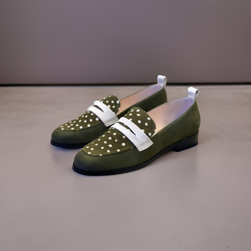 mocassins Himba SEULIE, une fusion parfaite entre tradition et modernité. Ces mocassins faits main en cuir souple bordeaux et tissu ethnique africain bleu incarnent le mélange ultime de confort, d'élégance et d'authenticité.