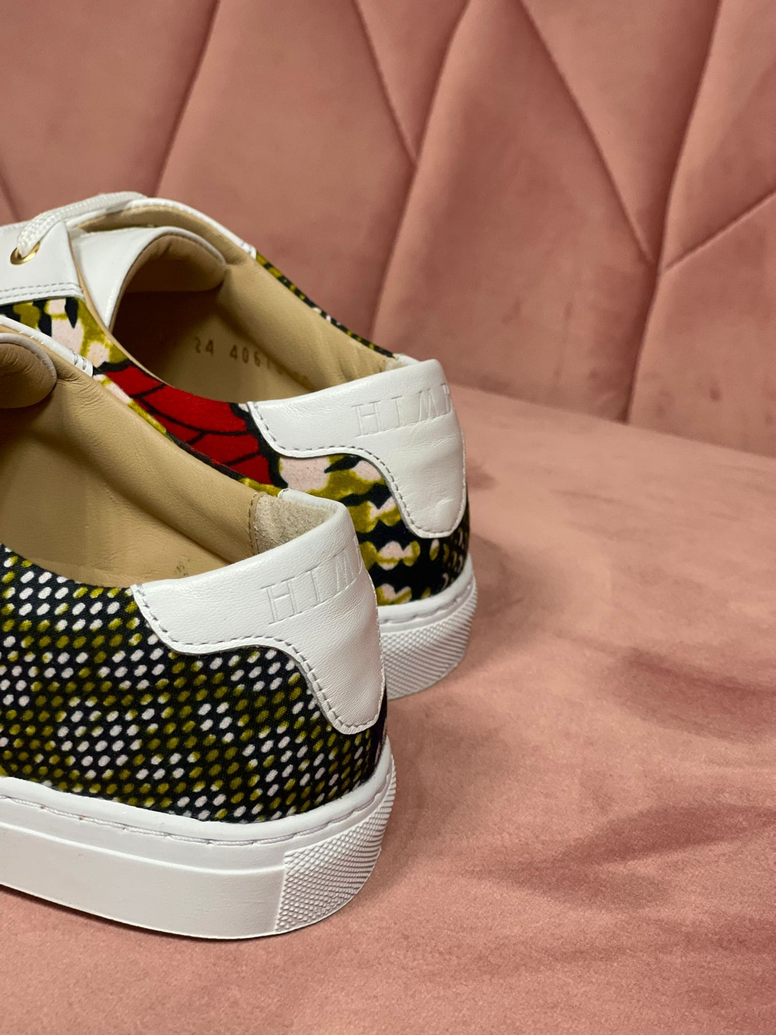Sneakers NAMIBE – Fusion d’Élégance Artisanale et Design Unique en Cuir Wax