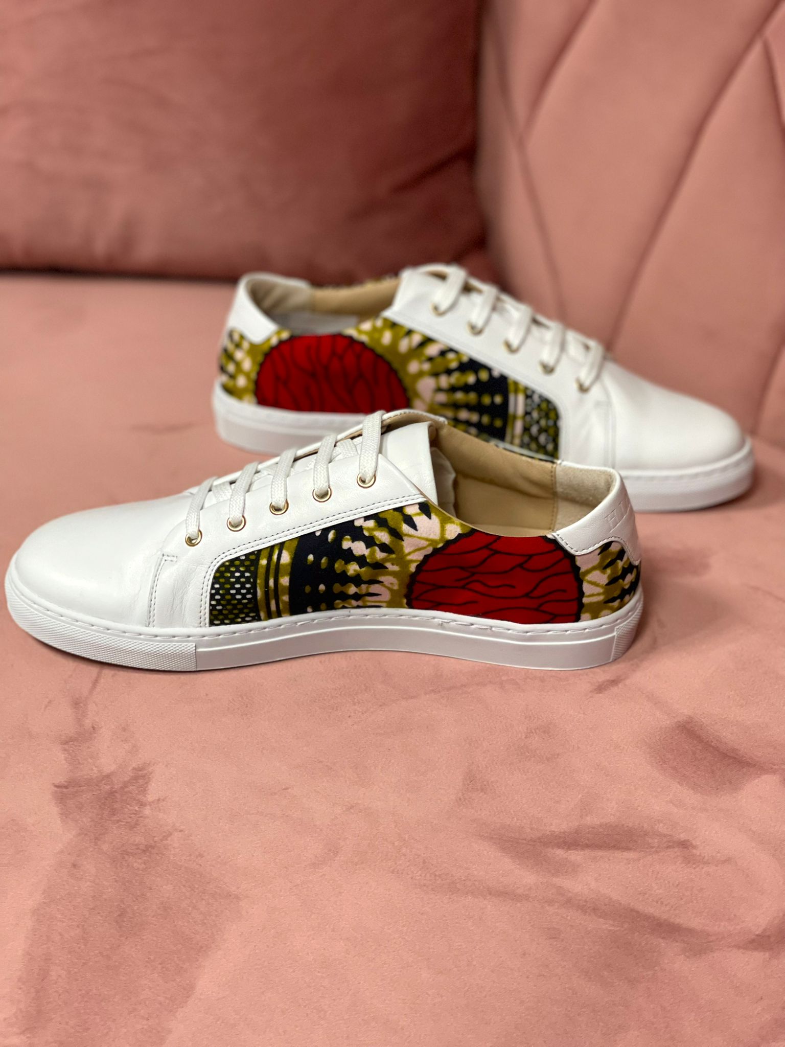 Sneakers NAMIBE – Fusion d’Élégance Artisanale et Design Unique en Cuir Wax