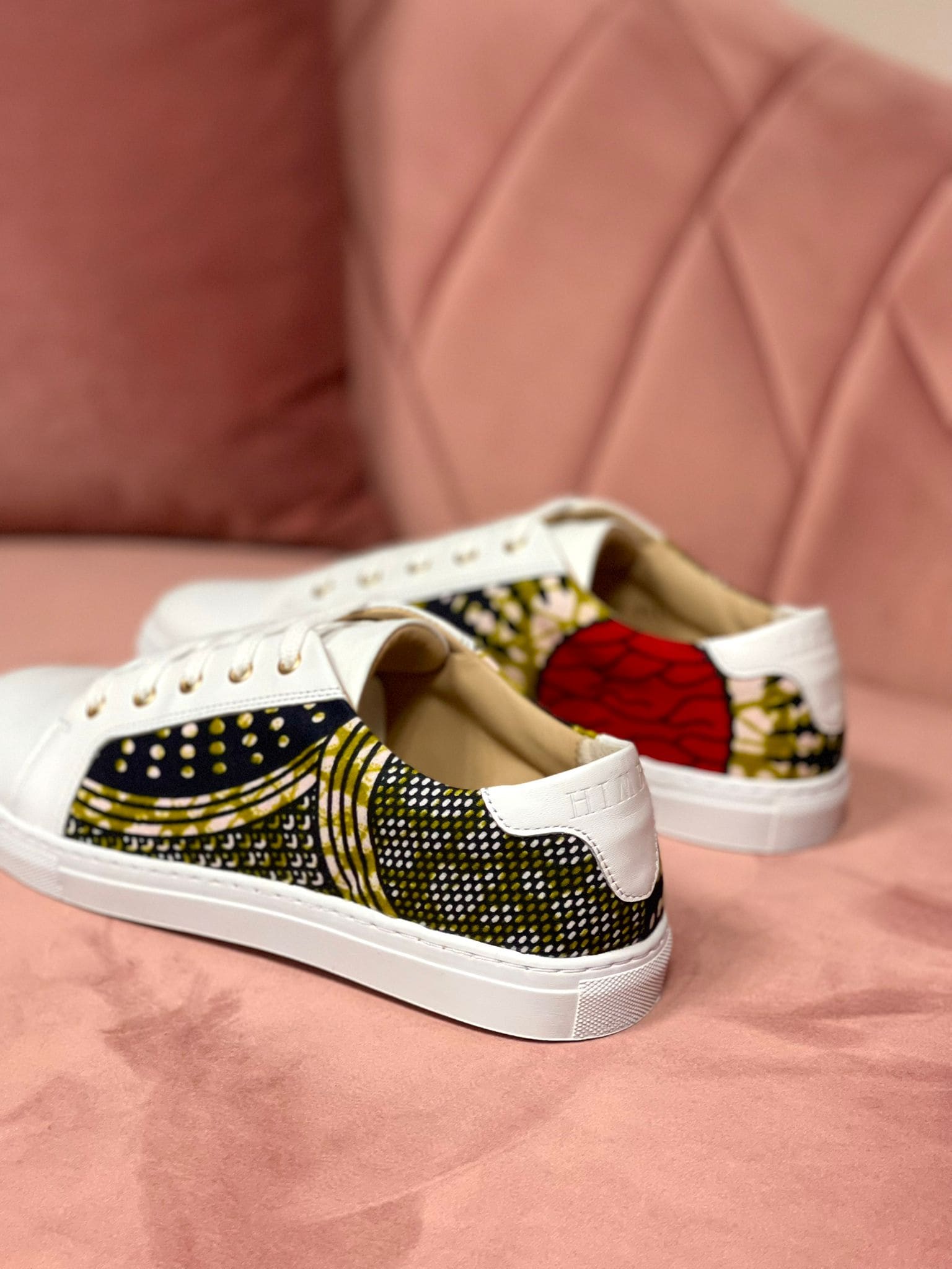 Sneakers NAMIBE – Fusion d’Élégance Artisanale et Design Unique en Cuir Wax