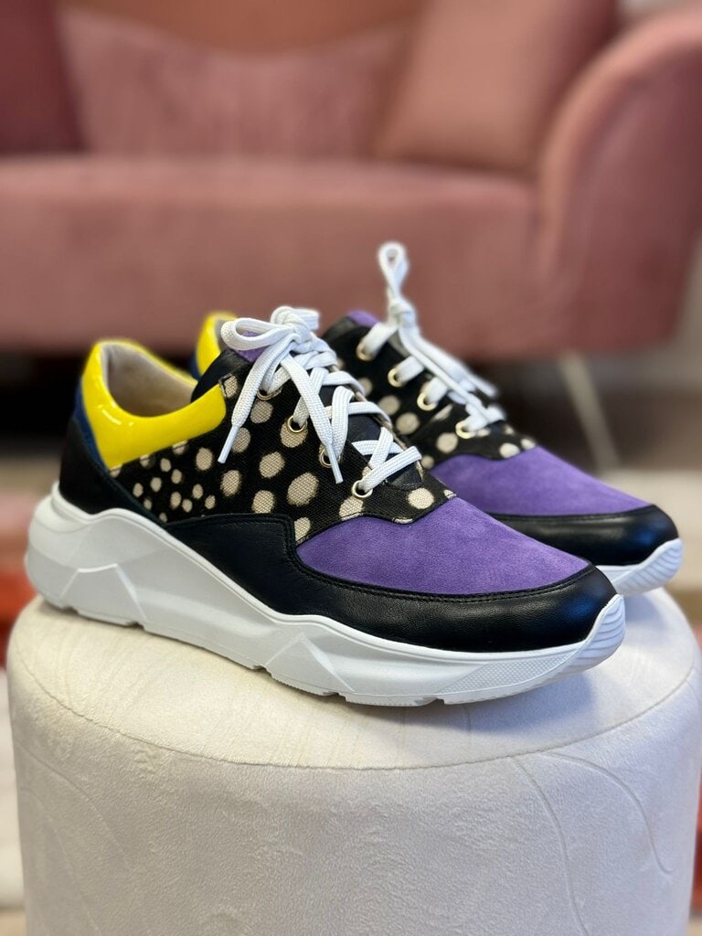 N’Tale, sneaker en cuir lisse, daim, vernis et Bogolan artisanal. Inspirée d’une nuit étoilée.