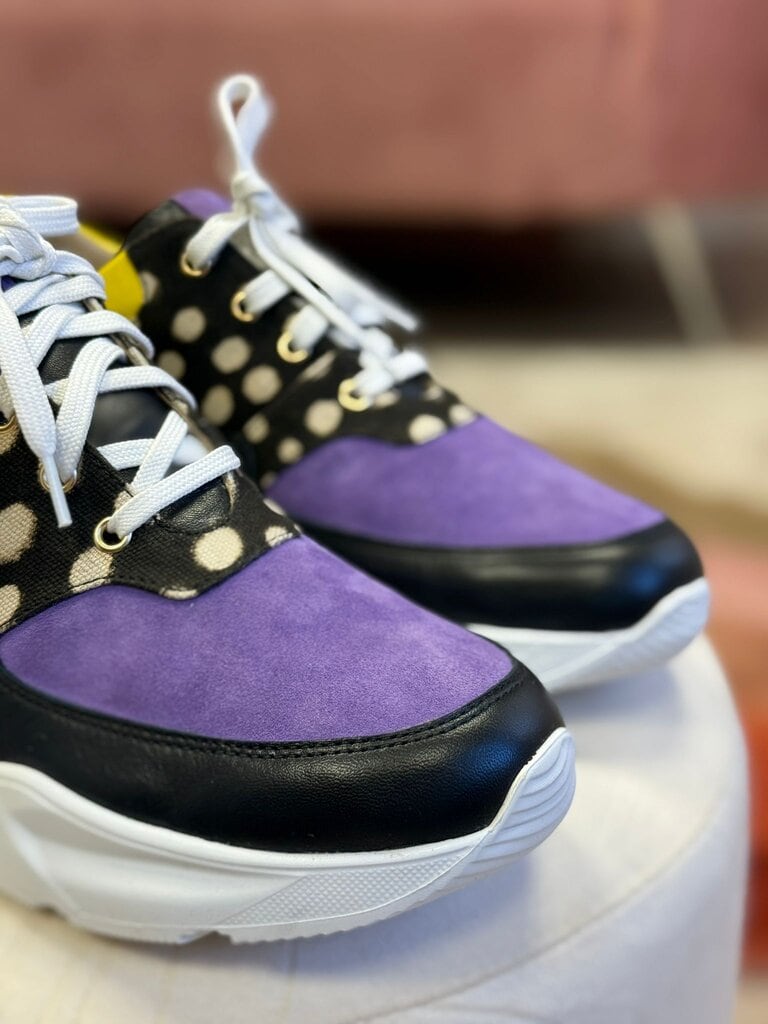 N’Tale, sneaker en cuir lisse, daim, vernis et Bogolan artisanal. Inspirée d’une nuit étoilée.