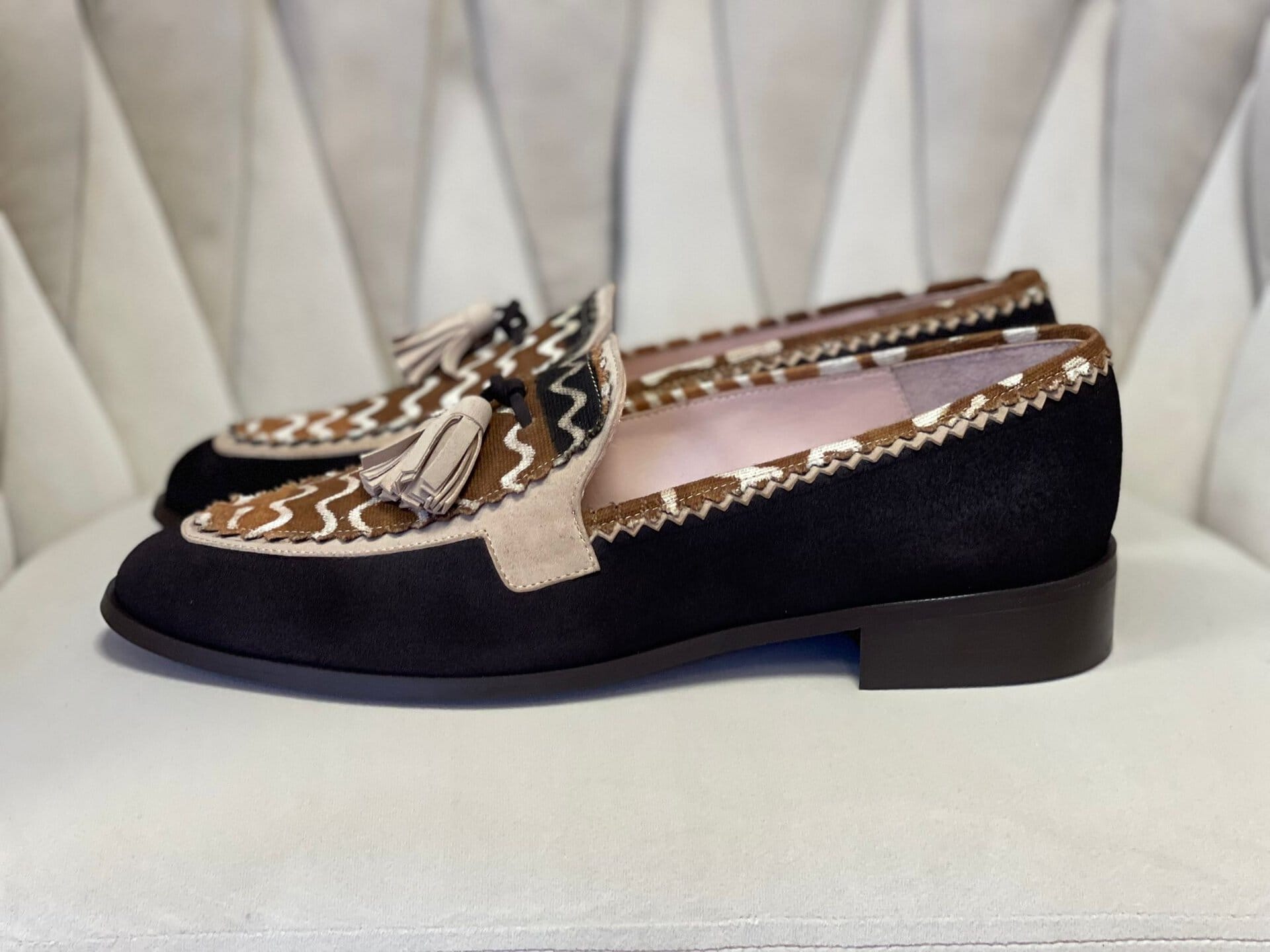Mocassins HUAMBO en cuir et Bogolan par Himba Fashion. Des chaussures extrêmement confortables idéales pour la danse ou tout autre occasion.