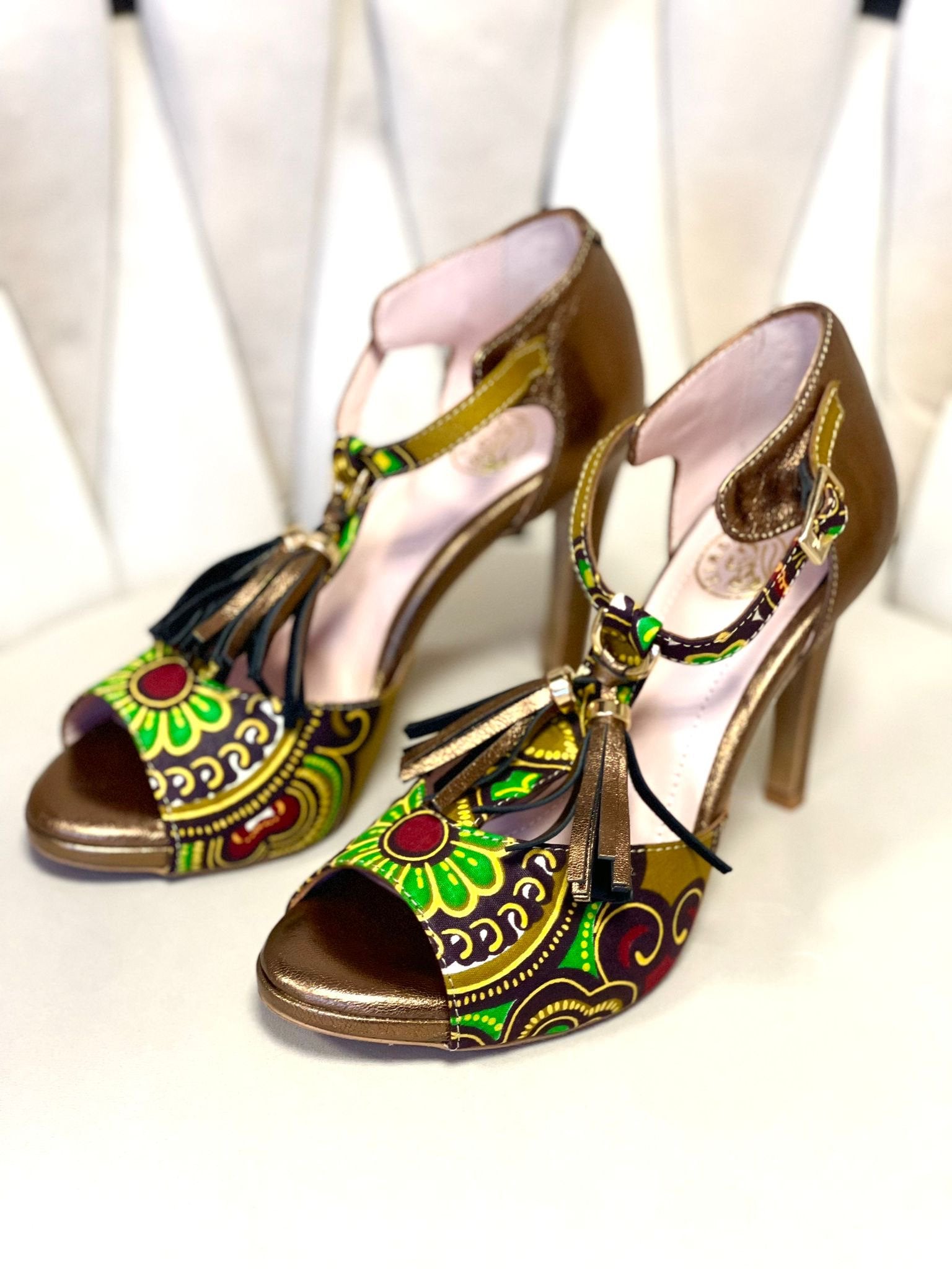 Himba Fashion - Escarpins BOTEMI en cuir véritable et tissu Wax. Des chaussures extrêmement confortables et idéales pour les danses Kizomba, Semba, Ginga et autres danses de salon.