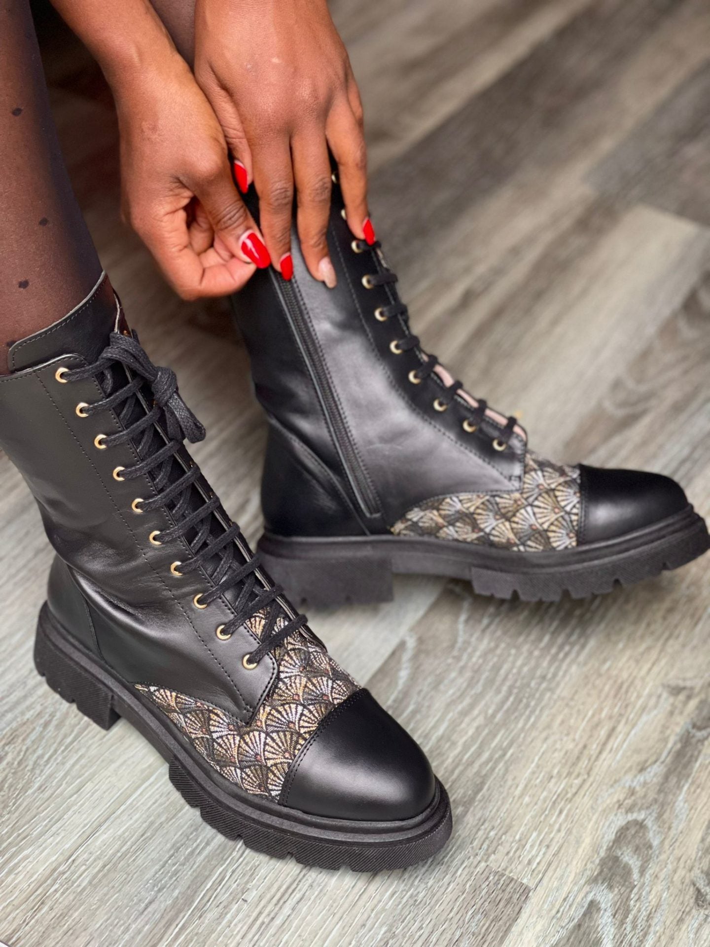 Bottines à lacets AROAB cuir noir et tissu ethnique jacquard