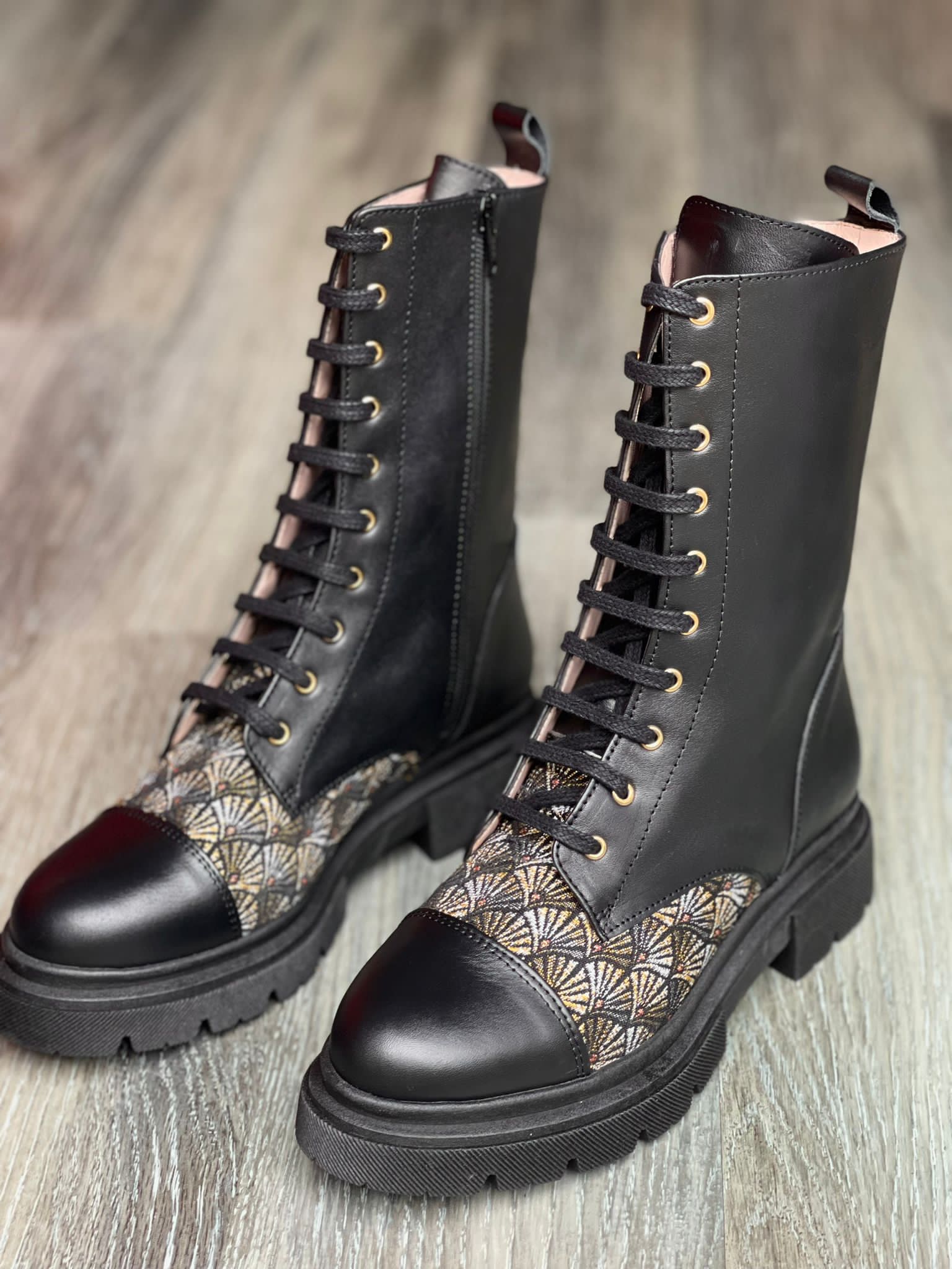 Bottines à lacets AROAB cuir noir et tissu ethnique jacquard