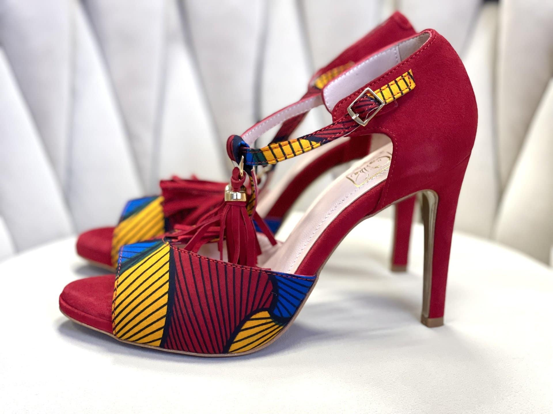 chaussures à talons hauts danse femme en daim rouge et tissu ethnique wax - modèle himba