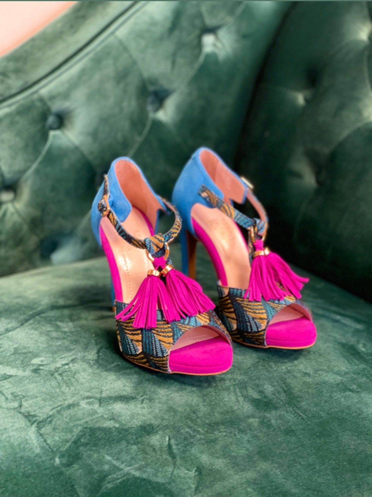 BANZA d'Himba Shoes : Élégance et confort en cuir daim bleu et fuchsia, idéals pour la danse Kizomba. Fabriqués main au Portugal.