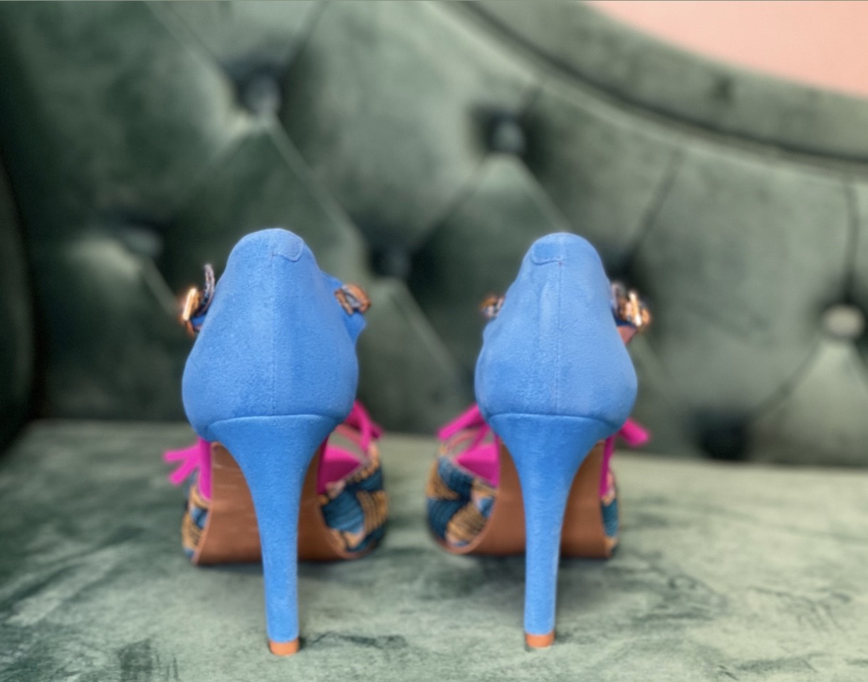 BANZA d'Himba Shoes : Élégance et confort en cuir daim bleu et fuchsia, idéals pour la danse Kizomba. Fabriqués main au Portugal.