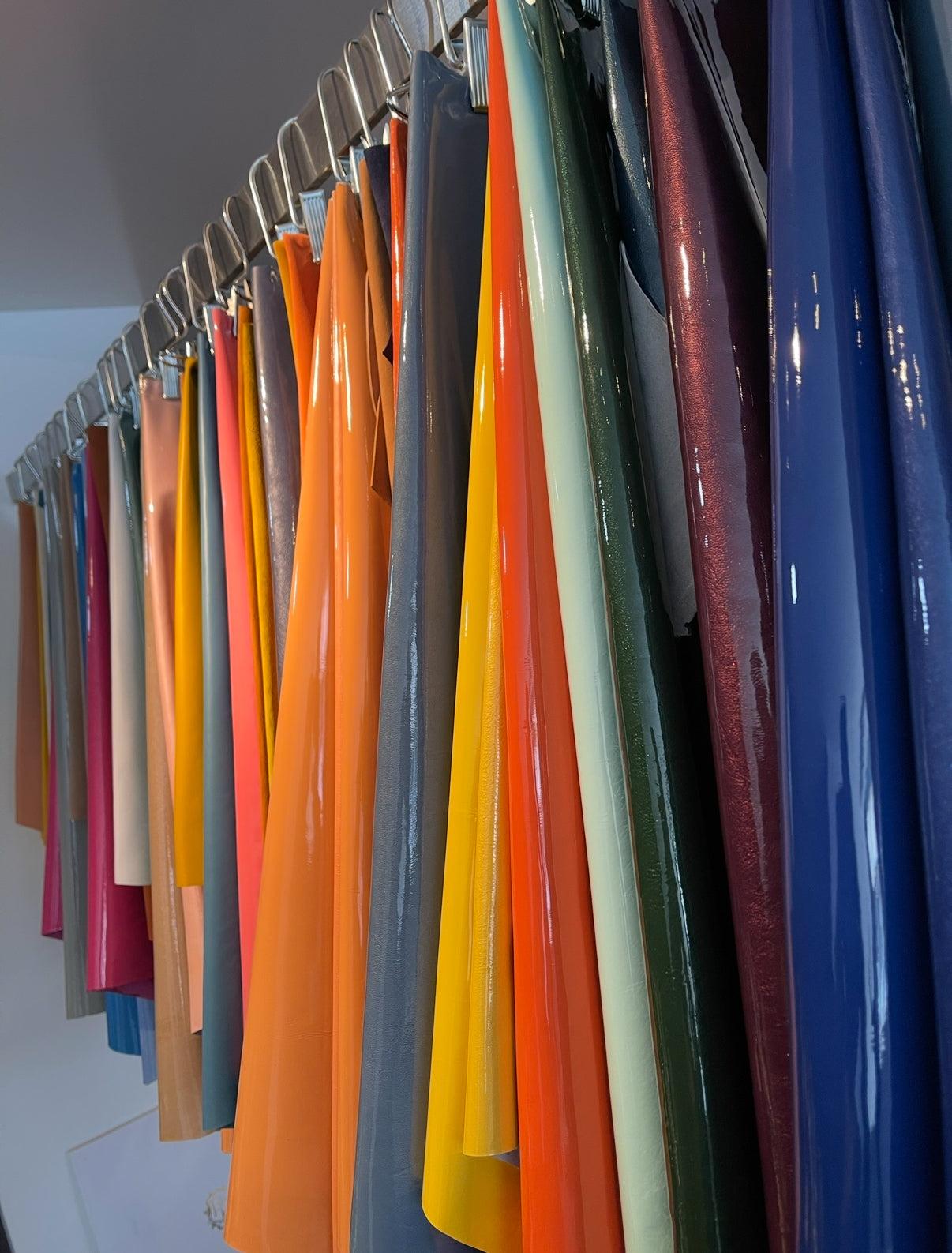 Rouleaux de cuir colorés