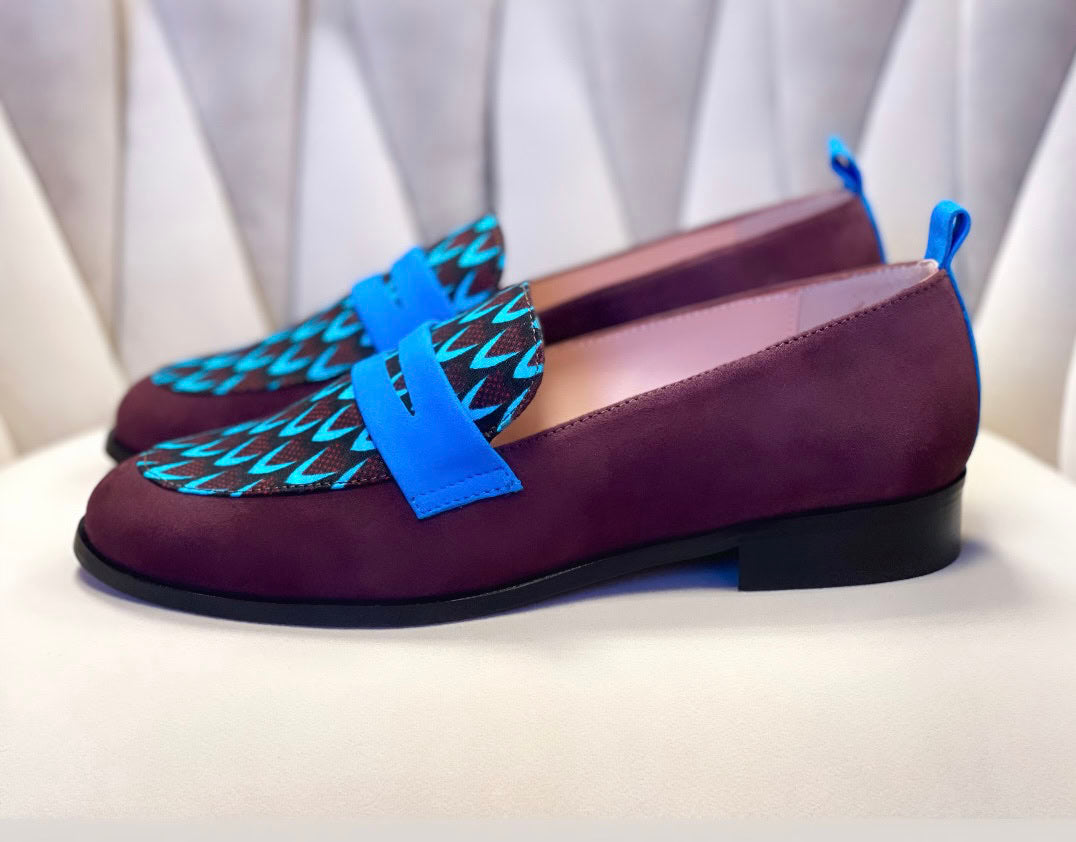 Ces mocassins faits main en cuir souple bordeaux et tissu ethnique africain bleu incarnent le mélange ultime de confort, d'élégance et d'authenticité. Chaque paire est unique, conçue pour ceux qui souhaitent allier style et culture. Que ce soit pour une journée décontractée ou une soirée spéciale, les mocassins SEULIE sont le choix idéal.