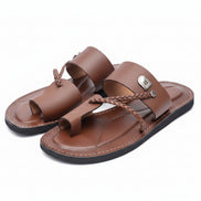 les sandales KIATEMA en cuir marron sont portées par un modèle, illustrant leur ajustement confortable et leur style élégant. La sangle tressée et la finition en cuir haut de gamme sont mises en valeur, démontrant l'artisanat sénégalais.