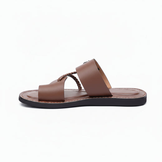 les sandales KIATEMA en cuir marron sont portées par un modèle, illustrant leur ajustement confortable et leur style élégant. La sangle tressée et la finition en cuir haut de gamme sont mises en valeur, démontrant l'artisanat sénégalais.