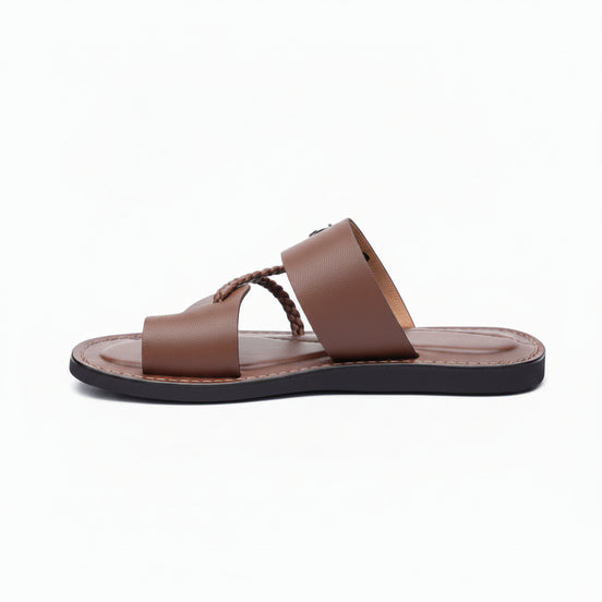 les sandales KIATEMA en cuir marron sont portées par un modèle, illustrant leur ajustement confortable et leur style élégant. La sangle tressée et la finition en cuir haut de gamme sont mises en valeur, démontrant l'artisanat sénégalais.