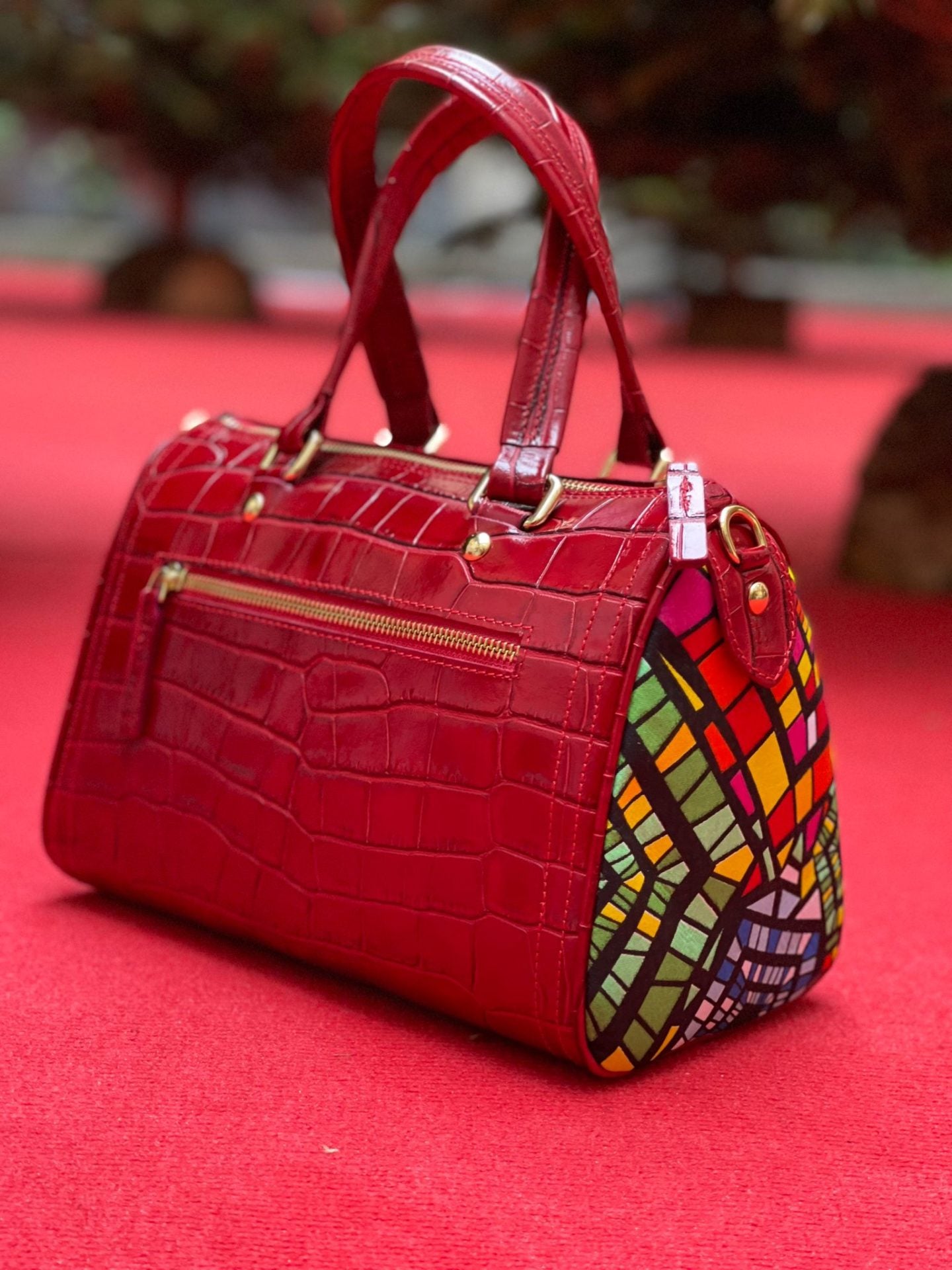 Sac ATEL en cuir croco rouge vernis et tissu ethnique wax multicolore.