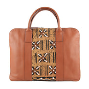 Sac ordinateur SIKWE en cuir et tissu ethnique wax, il s'adapte à toutes les tailles d'ordinateurs portables et dispose de plusieurs compartiments de rangement pour vos accessoires et documents. Vous pouvez même charger votre ordinateur portable sans avoir besoin de le sortir du sac grâce à une ouverture spéciale. 