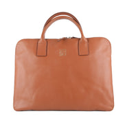 Sac ordinateur SIKWE en cuir et tissu ethnique wax, il s'adapte à toutes les tailles d'ordinateurs portables et dispose de plusieurs compartiments de rangement pour vos accessoires et documents. Vous pouvez même charger votre ordinateur portable sans avoir besoin de le sortir du sac grâce à une ouverture spéciale. 