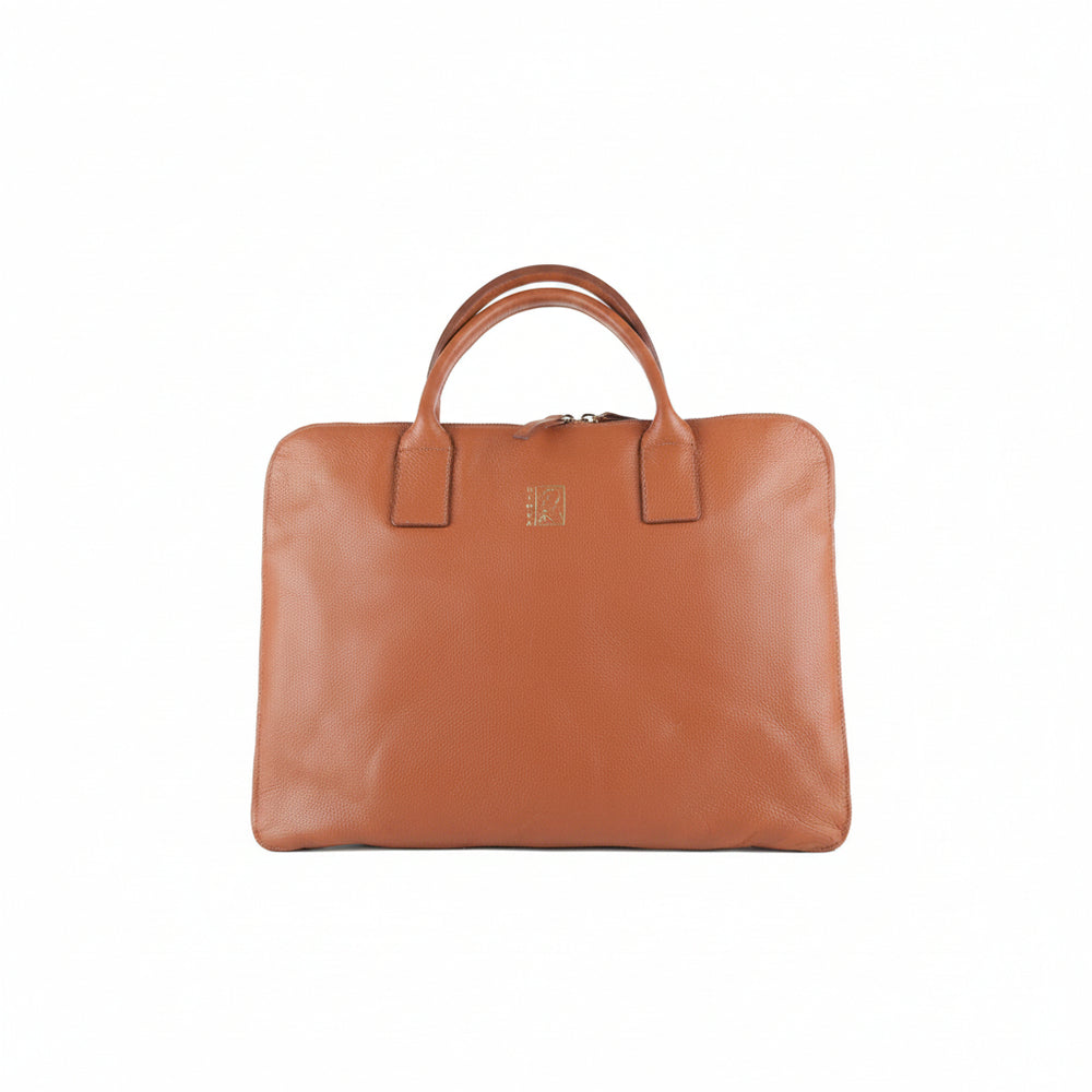 Sac ordinateur SIKWE en cuir et tissu ethnique wax, il s'adapte à toutes les tailles d'ordinateurs portables et dispose de plusieurs compartiments de rangement pour vos accessoires et documents. Vous pouvez même charger votre ordinateur portable sans avoir besoin de le sortir du sac grâce à une ouverture spéciale. 