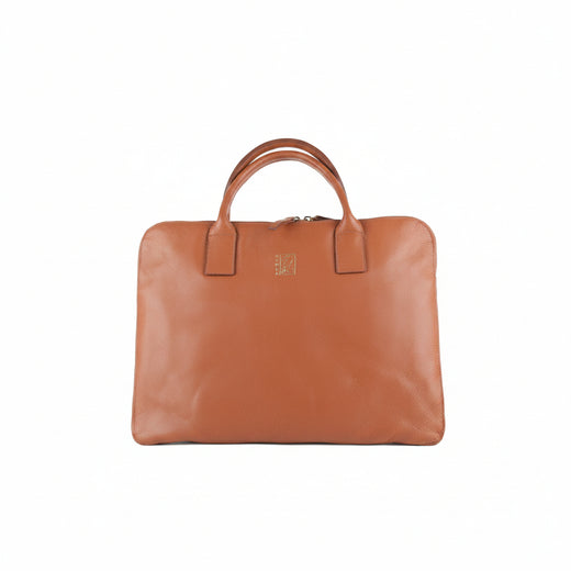 Sac ordinateur SIKWE en cuir et tissu ethnique wax, il s'adapte à toutes les tailles d'ordinateurs portables et dispose de plusieurs compartiments de rangement pour vos accessoires et documents. Vous pouvez même charger votre ordinateur portable sans avoir besoin de le sortir du sac grâce à une ouverture spéciale. 