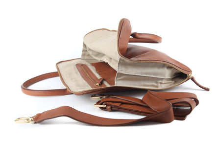 Sac ordinateur SIKWE en cuir et tissu ethnique wax, il s'adapte à toutes les tailles d'ordinateurs portables et dispose de plusieurs compartiments de rangement pour vos accessoires et documents. Vous pouvez même charger votre ordinateur portable sans avoir besoin de le sortir du sac grâce à une ouverture spéciale. 