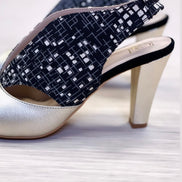 Chaussures Xicada en cuir et tissu-ethniqueIdéales pour les grandes occasions, ces chaussures allient confort et style